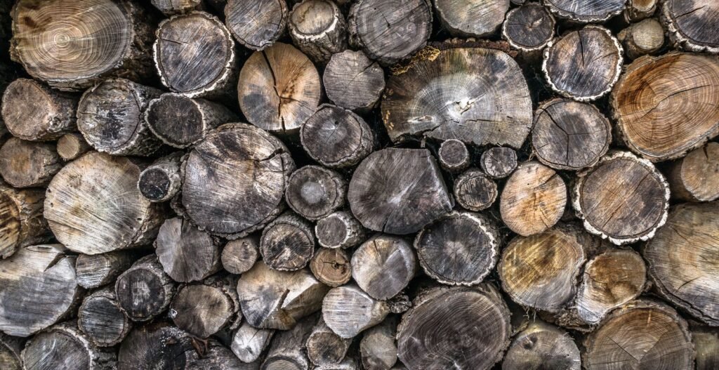 Bûches de bois de chauffage empilées vues de face