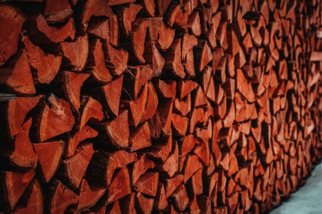 Grande pile de bûches de bois coupées et empilées